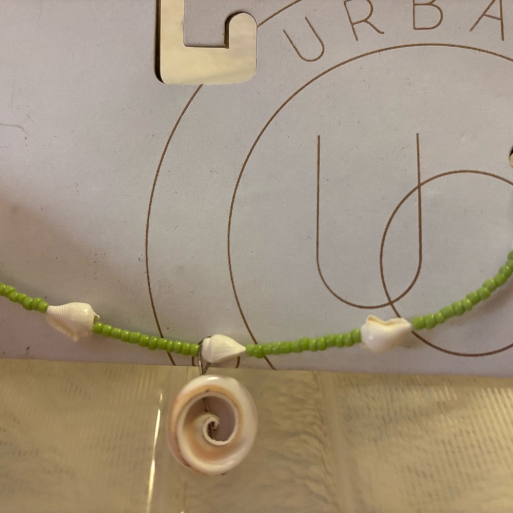 Urban Outfitters Green and White Shell Necklace - Picture 2 of 3